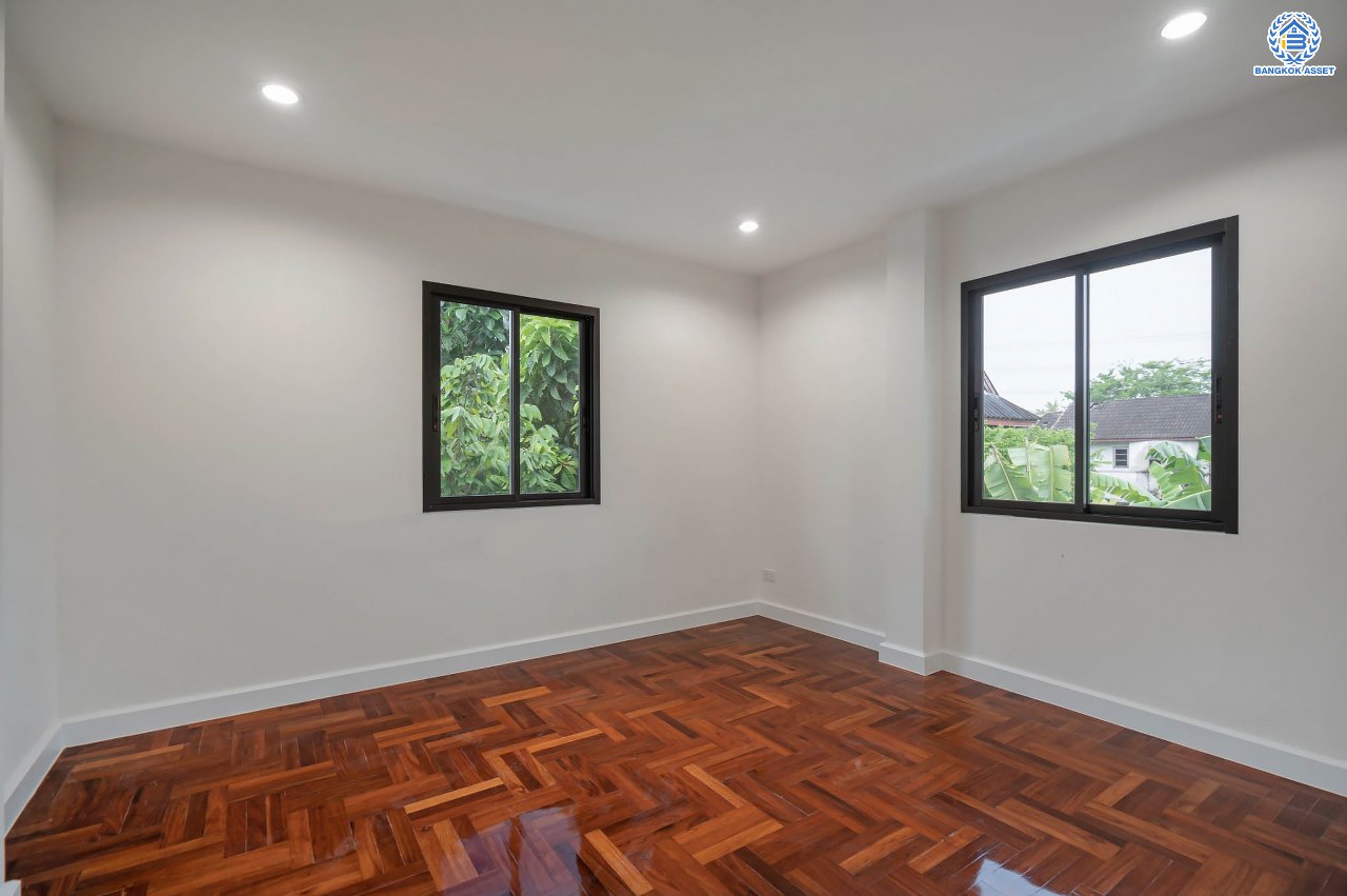 บ้านมือสองตกแต่งใหม่ โครงการ กฤษดานคร18 พุทธมณฑลสาย3 เนื้อที่ 80 ตร.ว. บนพื้นที่ใช้สอยมากถึง 272.57 ตร.ม. อีกระดับของฟังก์ชัน 4 ห้องนอน 3 ห้องน้ำ จอดรถได้ 2 คัน บรรยากาศสุด Private บนทำเลศักยภาพเชื่อมต่อหลายเส้นทาง ใกล้เซ็นทรัลปิ่นเกล้า ม.มหิดล และทางด่วน "ศรีรัช"